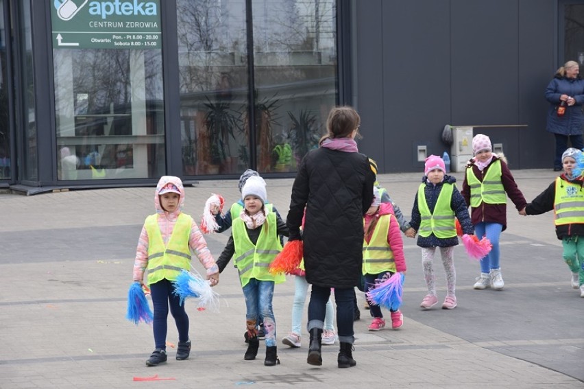 Na Targowisku Miejskim dzieci wspólnie przywitały wiosnę