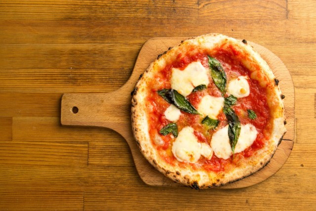 Dziś (9 lutego) przypada Międzynarodowy Dzień Pizzy. Włoski przysmak znany jest i uwielbiany na całym świecie. Z przeróżnymi dodatkami, na cieście cienkim, grubym, a nawet na słodko... To, co dla Włocha byłoby profanacją, w innych częściach świata jest już standardem. Będziecie świętować dzisiejszy dzień? Sprawdźcie ranking utworzony na podstawie głosów Czytelników. Gdzie w Świebodzinie i okolicy znajduje się najlepsza pizzeria? Zobacz!