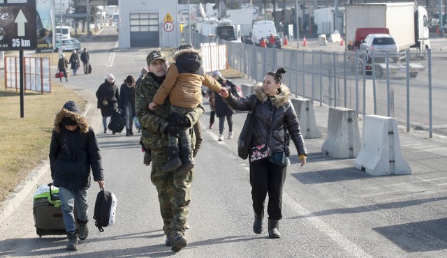 Po Polski przybywają kolejni uchodźcy z Ukrainy. Na zdjęciu sytuacja na przejściu w Medyce