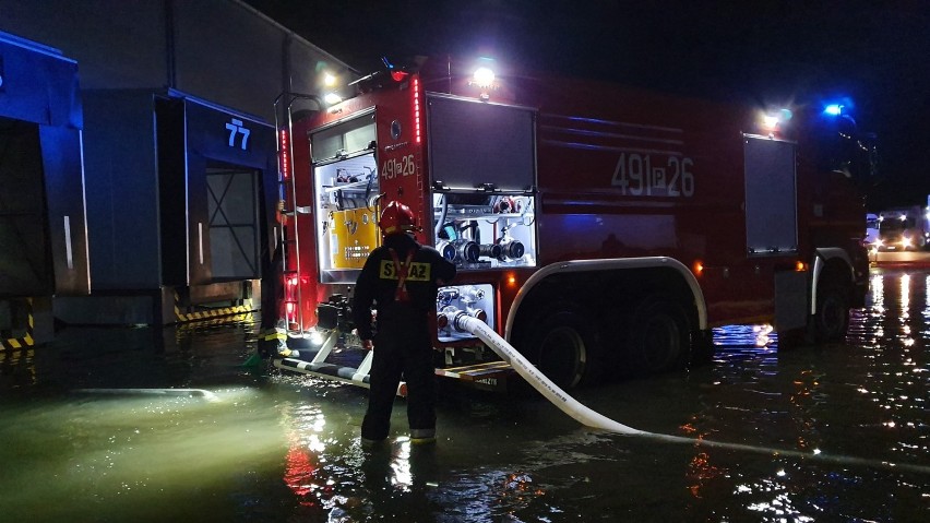 STRAŻACY W AKCJI: Pracowita noc strażaków. Usuwali skutki silnej ulewy [GALERIA]