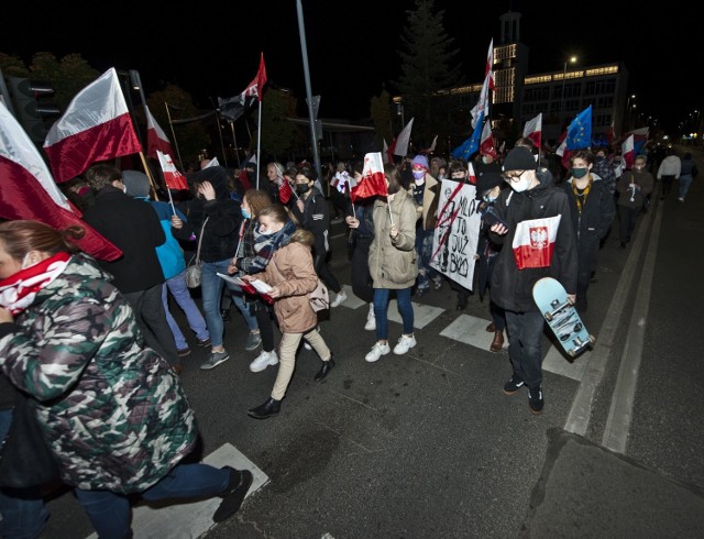 W środę w Koszalinie został zorganizowany kolejny protest po orzeczeniu Trybunału Konstytucyjnego ws. aborcji. W Marszu Tysiąca Flag brało udział wielu mieszkańców miasta.