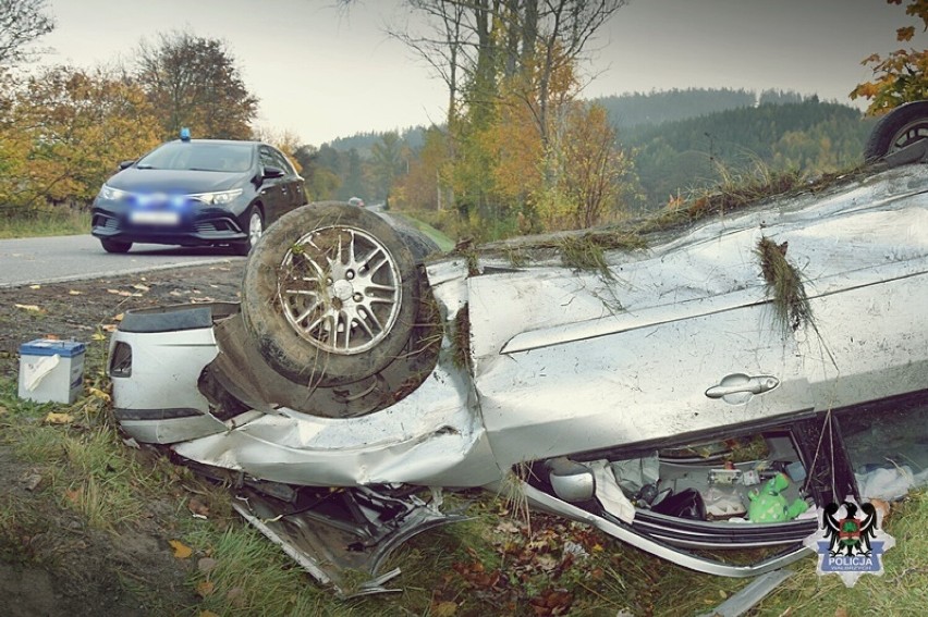 Wypadek pomiędzy Kamienną Górą a Jaczkowem. Kierowca bez uprawnień dachował