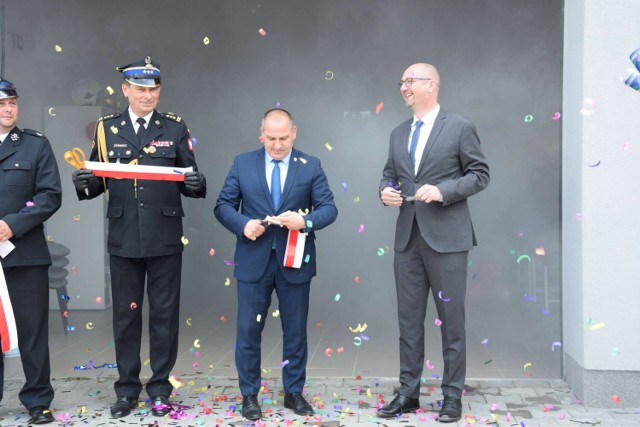 Otwarcie remizy Ochotniczej Straży Pożarnej w Lewicach. Strażacy czekali na to wiele lat. Teraz czekają jeszcze na nowy wóz bojowy (10.06.2023).