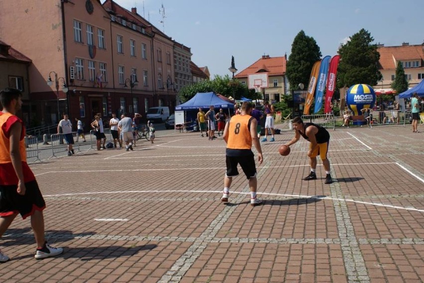 Koszykówka uliczna w Żorach. Na chwilę ożył Rynek [ZDJĘCIA]
