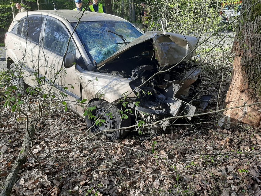 Śmiertelny wypadek pod Grodziskiem. Samochód uderzył w drzewo, kierowca nie żyje