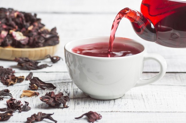 Napar z hibiskusa ma głęboki czerwony kolor, przyjemny aromat i lekko kwaśny smak, z powodu którego stanowi częsty dodatek do mieszanek herbatek owocowych.