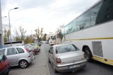 Bełchatów. Ciasno na parkingu przy PGE Gigantach Mocy. Mieszkańcy skarżą się na autobusy 