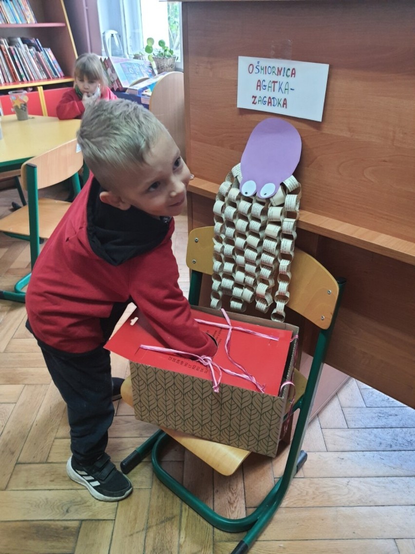 Wycieczka łodzią podwodną w bibliotece w Krosnowicach