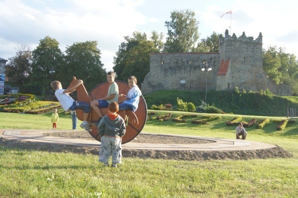 Drewniany konik znowu jeździ koło zamku