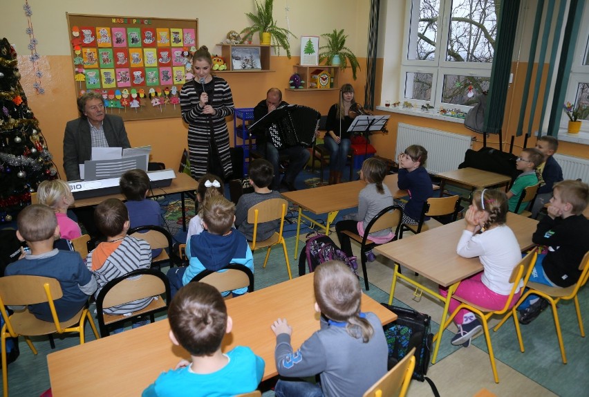 Muzycy z Filharmonii Łódzkiej w przedszkolu w Stobiecku...