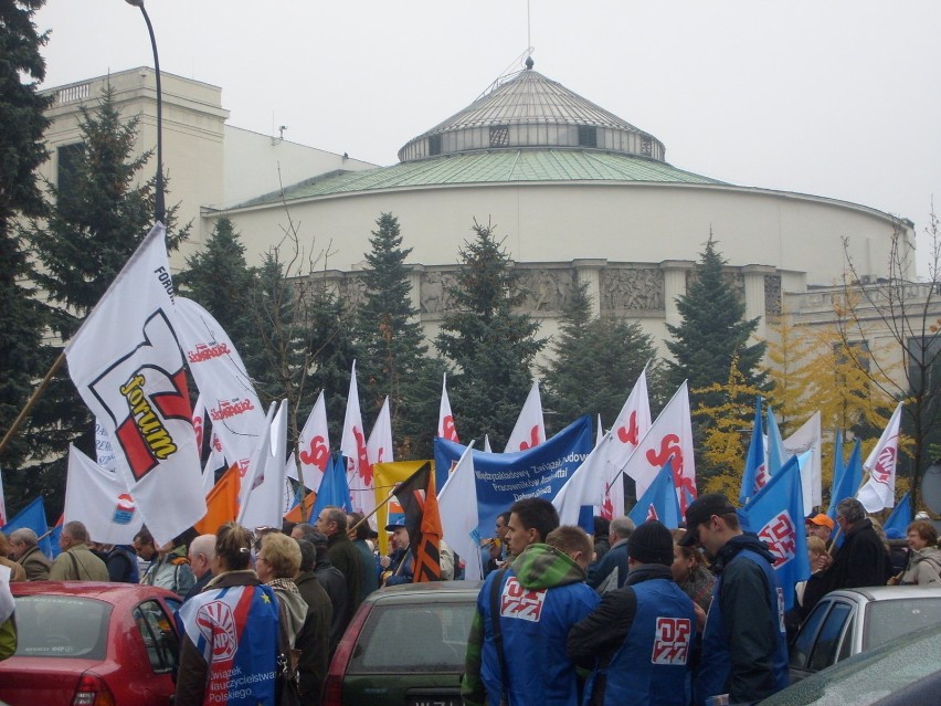 Tłumy protestujących zbierają się przed gmachem Sejmu przy...