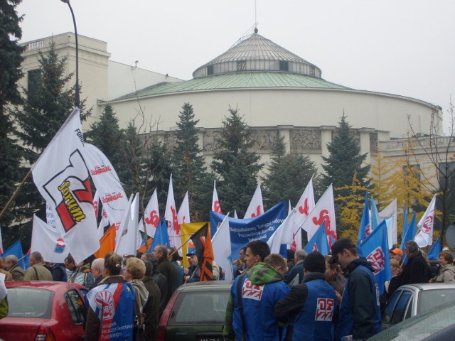 Tłumy protestujących zbierają się przed gmachem Sejmu przy ulicy Wiejskiej w Warszawie. Fot. Krzysztof Krzak