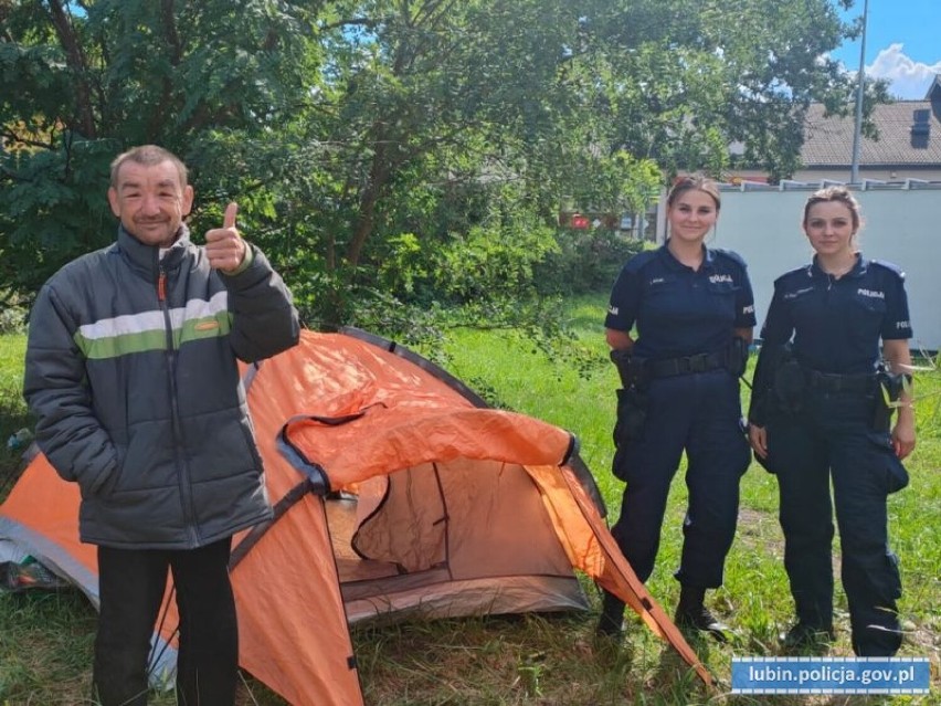 Policjantka ze Ścinawy podarowała namiot bezdomnemu!