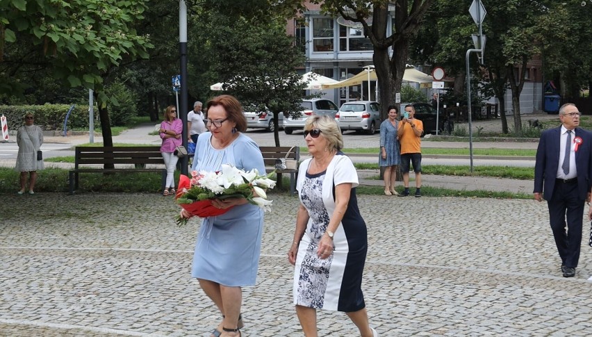 Święto Wojska Polskiego. Delegacje złożyły kwiaty przy Obelisku Niepodległości