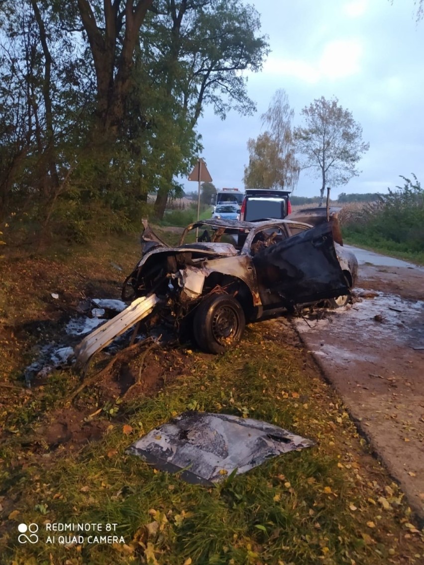 Wypadek w Romanowie, 16.10.2021. Samochód uderzył w drzewo i stanął w ogniu. Zginęło czterech nastolatków. Zdjęcia