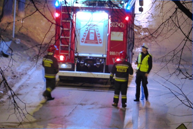 Podczas nocnej interwencji policjantów i strażaków na ulicy Marszałkowskiej w Kielcach