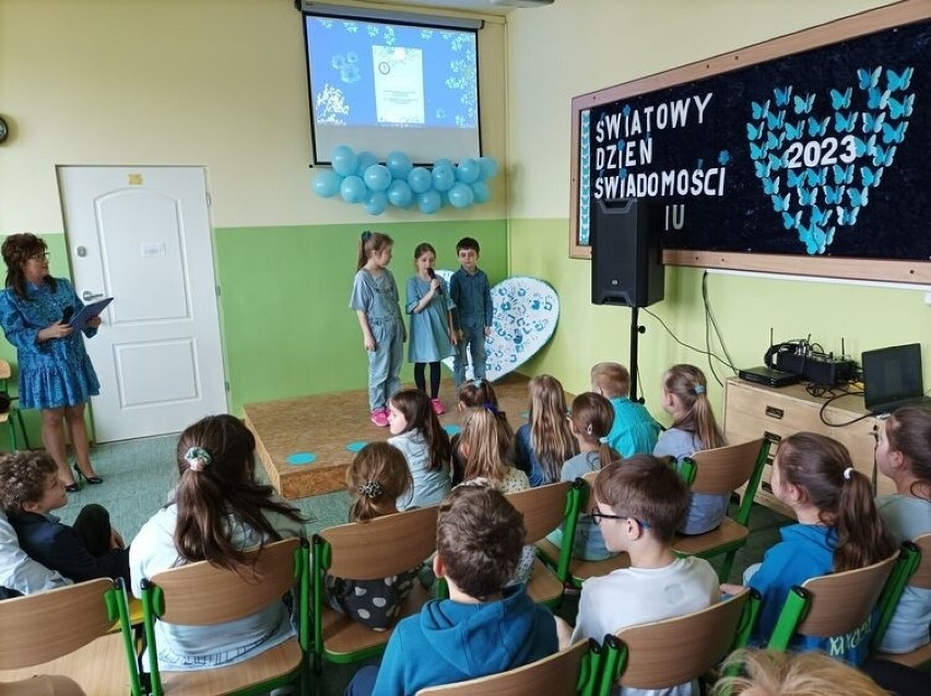 Światowy Dzień Świadomości Autyzmu w Szkole Podstawowej numer 2 w Starachowicach. Zobacz zdjęcia