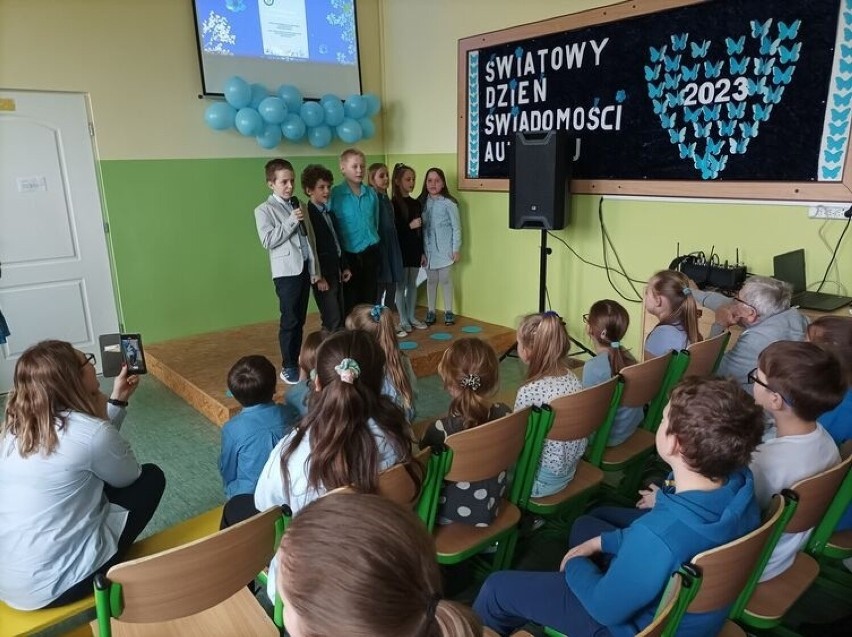 Światowy Dzień Świadomości Autyzmu w Szkole Podstawowej numer 2 w Starachowicach. Zobacz zdjęcia