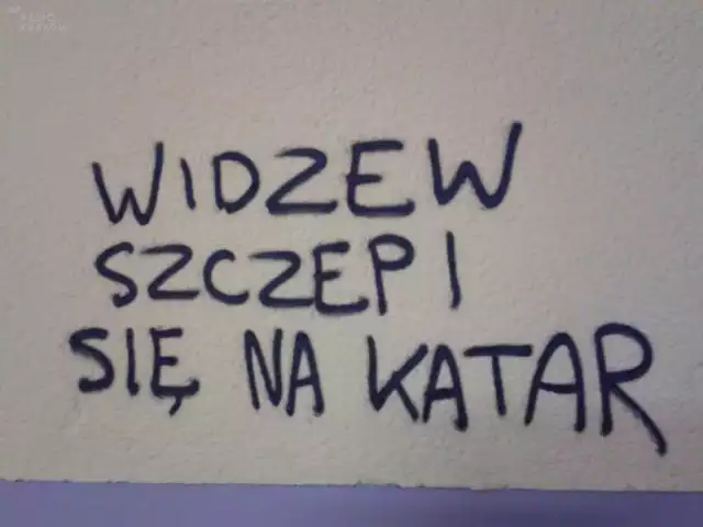 Komiczna wojna kibiców w Łodzi wciąż trwa. Na mury wciąż trafiają nowe napisy! [GALERIA]