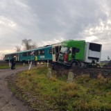 Zderzenie pociągu z ciężarówką na trasie Poznań-Wolsztyn [ZDJĘCIA]