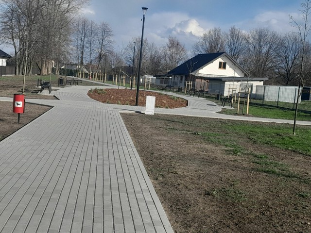 Nowy park kieszonkowy w Zduńskiej Woli powstał na terenie osiedla Jana Pawła II w Zduńskiej Woli. To przedsięwzięcie Zielonego Budżetu.