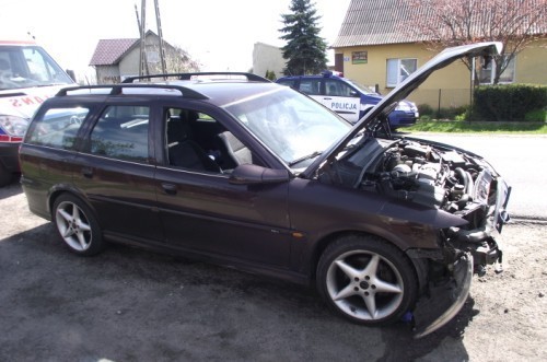 Powiat ostrowski: Opel Vectra zderzył się z FIatem 126p w Topoli Małej [ZDJĘCIA]