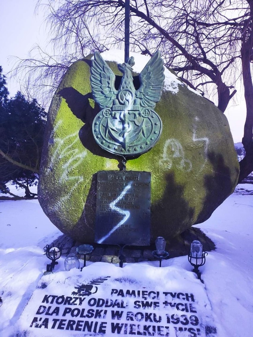 Władysławowo. Wandale zniszczyli pomnik ofiar z 1939, sprejami pomazali kapliczki. Wyczyścili je społecznicy i kibice Arki Gdynia | ZDJĘCIA