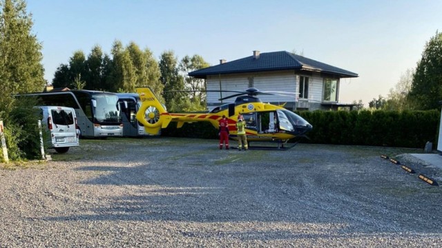 Do groźnego incydentu doszło w Katowicach po godzinie 18. Starszy mężczyzna spadł z dachu. Na miejscu lądował śmigłowiec LPR.