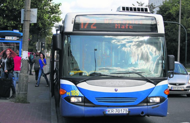 Autobus linii 172 notorycznie przyjeżdża spóźniony o ok. 20 minut.  Mieszkańcy są oburzeni, proszą o wyeliminowanie przyczyn opóźnień