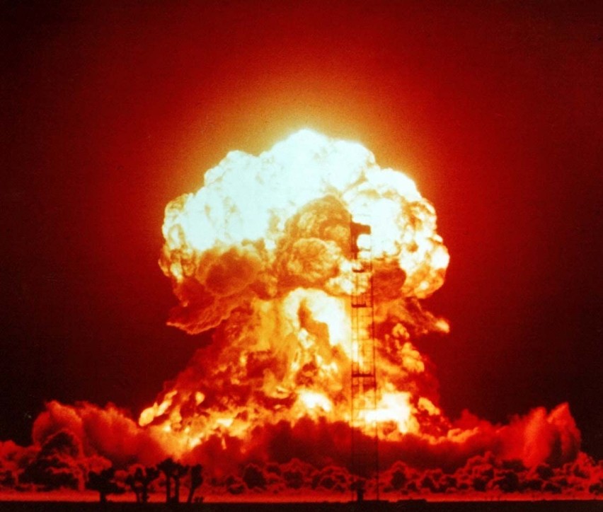 Eksplozja amerykańskiej bomby atomowej w 1953 r....