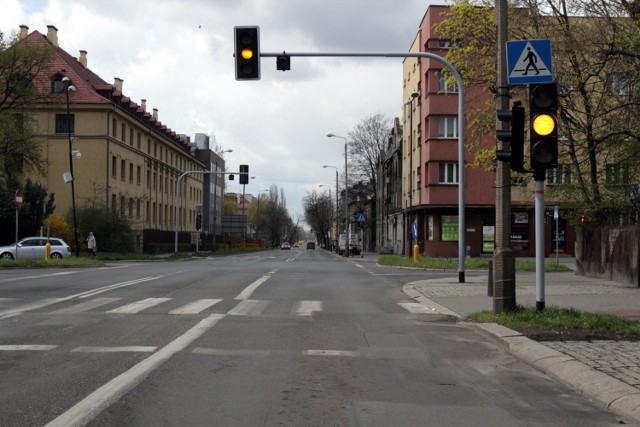 Ulice Zabrza wciąż puste. Z domów wychodzą tylko ci, którzy muszą.
Zobacz kolejne zdjęcia. Przesuwaj zdjęcia w prawo - naciśnij strzałkę lub przycisk NASTĘPNE