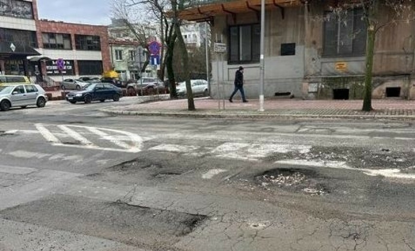Potężne dziury na ulicy Paderewskiego w Kielcach. Więcej z...