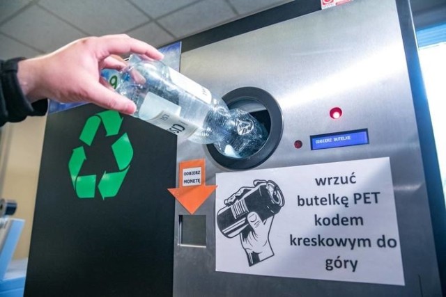 Pierwszy butelkomat w Polsce zamontowano w urzędzie miasta Krakowa przy al. Powstania Warszawskiego 10.