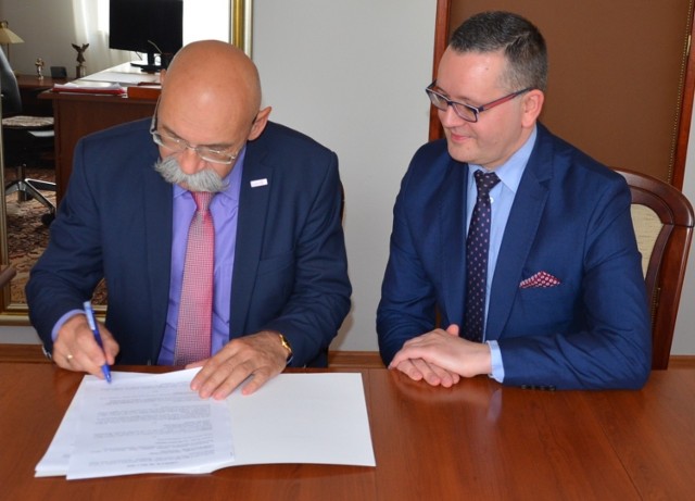 9 lipca 2019 r. w siedzibie Starostwa Powiatowego w Ostrowi Mazowieckiej podpisana została umowa na dofinansowanie zakupu sprzętu medycznego dla Samodzielnego Publicznego Zespołu Zakładów Opieki Zdrowotnej w Ostrowi Mazowieckiej.