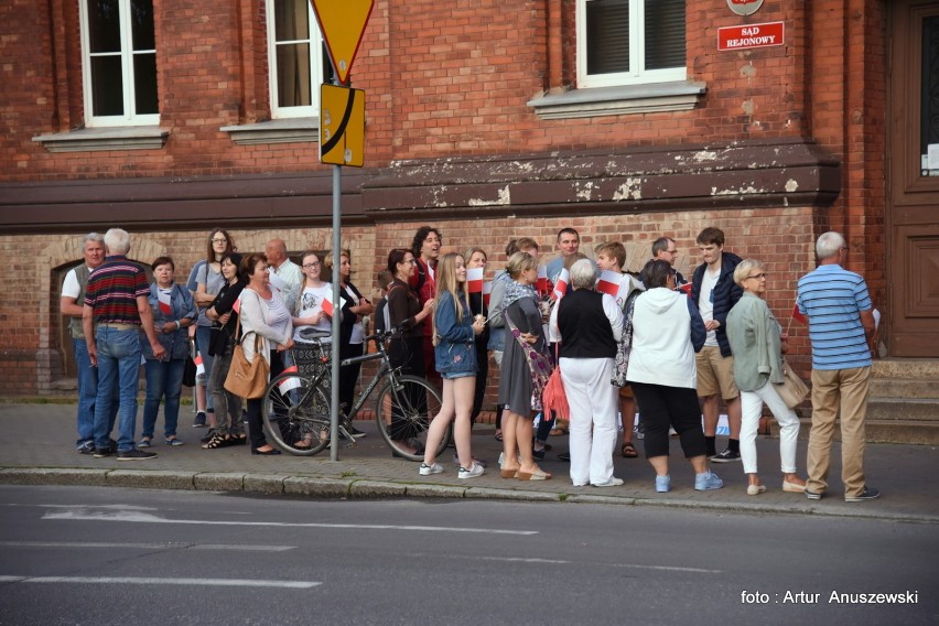 Ponad 150 osób protestowało w niedzielę wieczorem przed...