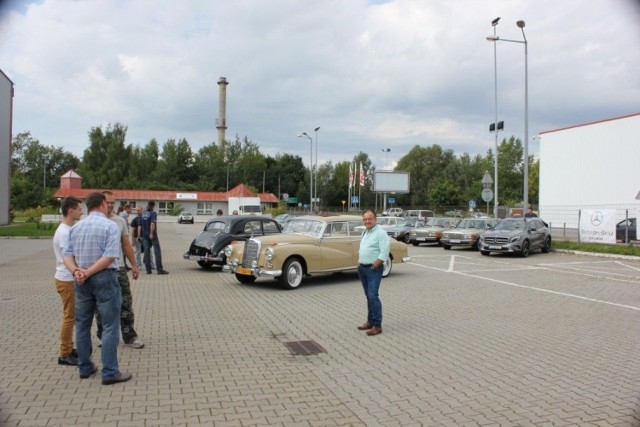 W bytomskim oddziale Wojew&oacute;dzkiego Ośrodka Ruchu Drogowego w Katowicach, gdzie mieści się Galeria spotkało się ponad trzydzieści zał&oacute;g marki Mercedes-Benz. fot.Piotr A.Jeleń