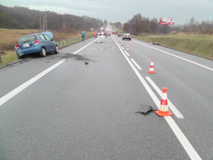 Wypadek w Łazach koło Bochni, po czołowym zderzeniu jedna osoba trafiła do szpitala [ZDJĘCIA]