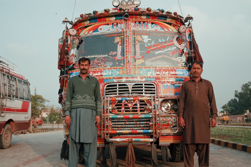 Malbork. Podróż starą karetką przez świat. Kolejna relacja z Pakistanu (odc. 9): Wśród malarzy "jingle trucks" i zapaśników kushti