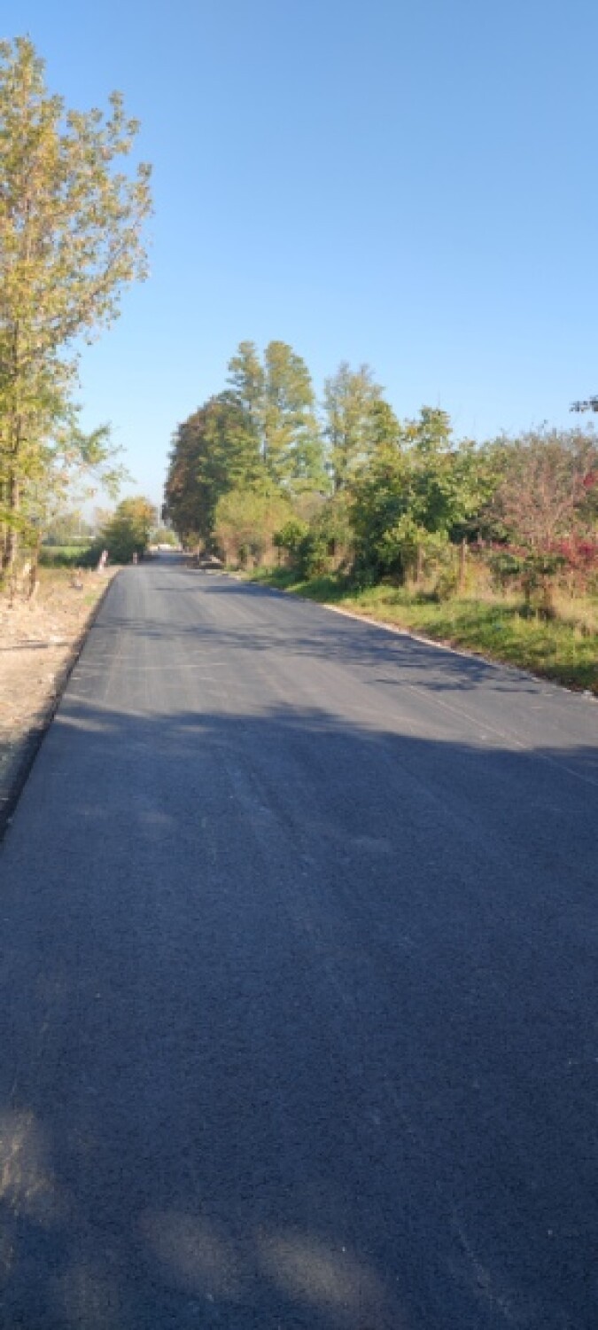 Aura pomaga, trwają inwestycje drogowe w gminie Poddębice. Gdzie prowadzone są inwestycje? ZDJĘCIA