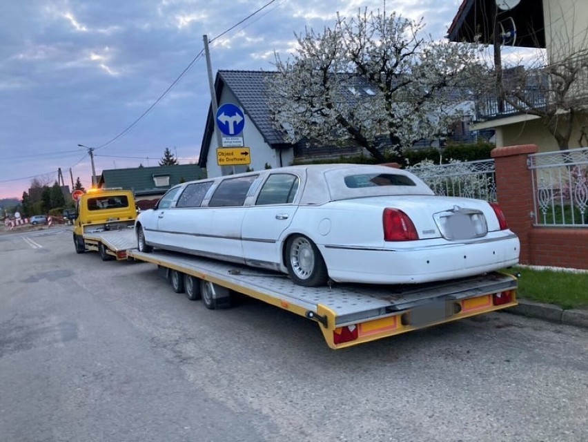 Wrak limuzyny zniknął z ulicy w Sycowie. Usunięto też pojazd ze szpitalnego parkingu                 