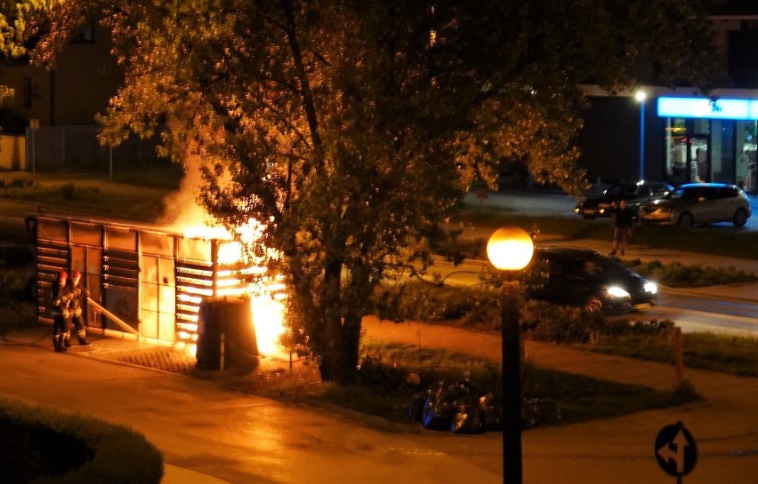 Ogień w centrum Ruczaju. Przy ul. Kobierzyńskiej spłonęła w nocy wiata śmietnikowa 