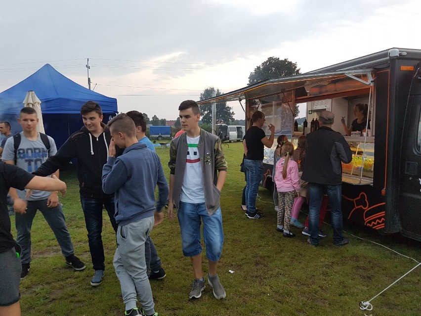 Dożynki w Kąkolewicach: Mieszkańcy zebrali pieniądze na ogrodzenie boiska [FOTO]