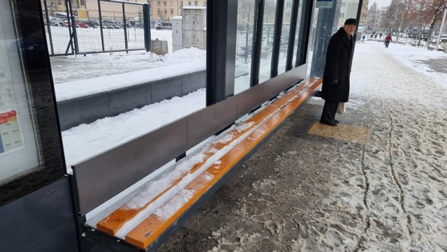 Na przystanku autobusowym przy ulicy Tarnowskiej, koło Biedronki i bazaru zamontowano deski zamiast metalowych siedzeń, ale mieszkańcy nie mogą się doprosić, aby Miejski Zarząd Dróg wymienił  siedzenia także na innych przystankach przy targu.

Zobacz kolejne zdjęcia