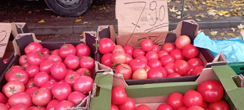 Małe pomidory malinowe w cenie 7,90 złotych.