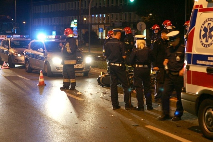 Wypadek w Krakowie: motorem wjechał w &quot;elkę&quot; [ZDJĘCIA]