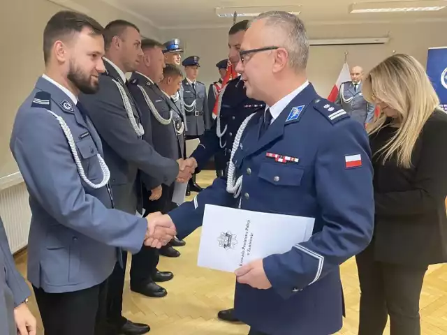 10 funkcjonariuszy z Komendy Powiatowej Policji w Zambrowie otrzymało nominację na wyższe stopnie policyjne