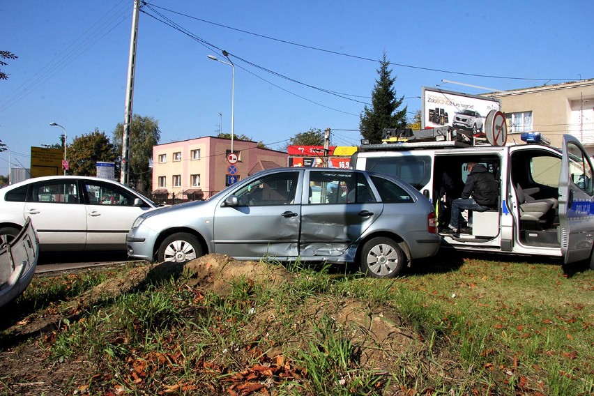 Wypadek na ul. Inflanckiej w Łodzi. Dwie osoby ranne [ZDJĘCIA]