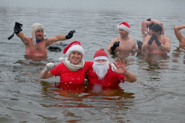 Przemyskie morsy "Niedźwiadki" nowy sezon kąpieli w zimnej wodzie mają już co prawda za sobą, ale w niedzielę 3 grudnia pierwszy raz weszli do wody w zimowej scenerii. Zobaczcie nasze zdjęcia!