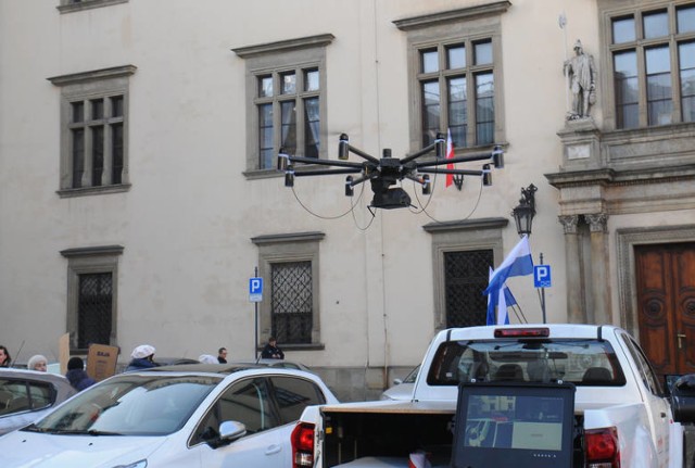 Dron antysmogowy testowany był m.in. w Krakowie, a na jego zakup zdecydowały się Katowice