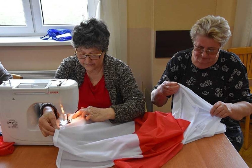 Zobaczcie, jak szyją flagi w gminie Świdnica. Będzie ich aż 1918 